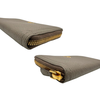 Angoli di un Portafoglio Prada in pelle martellata color grigio tortora, con parti metalliche dorate. Originale, usato, di lusso, in ottime condizioni.