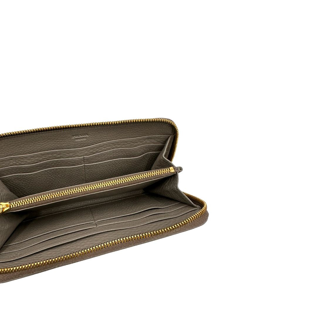 Interno di un Portafoglio Prada in pelle martellata color grigio tortora, con parti metalliche dorate. Originale, usato, di lusso, in ottime condizioni.