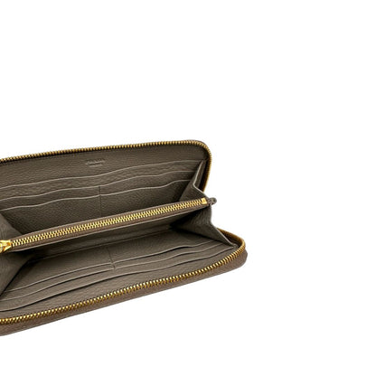 Interno di un Portafoglio Prada in pelle martellata color grigio tortora, con parti metalliche dorate. Originale, usato, di lusso, in ottime condizioni.