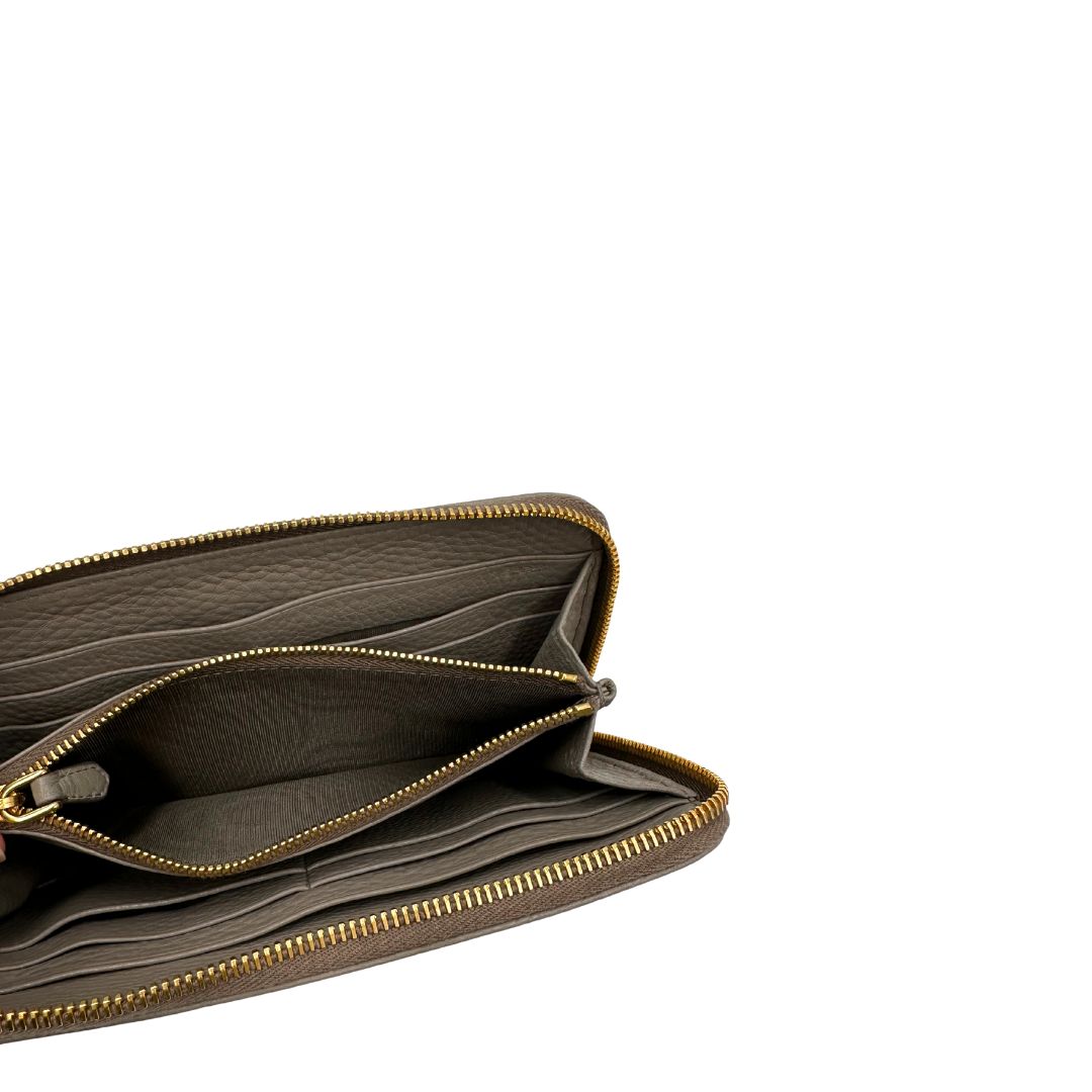 Interno di un Portafoglio Prada in pelle martellata color grigio tortora, con parti metalliche dorate. Originale, usato, di lusso, in ottime condizioni.