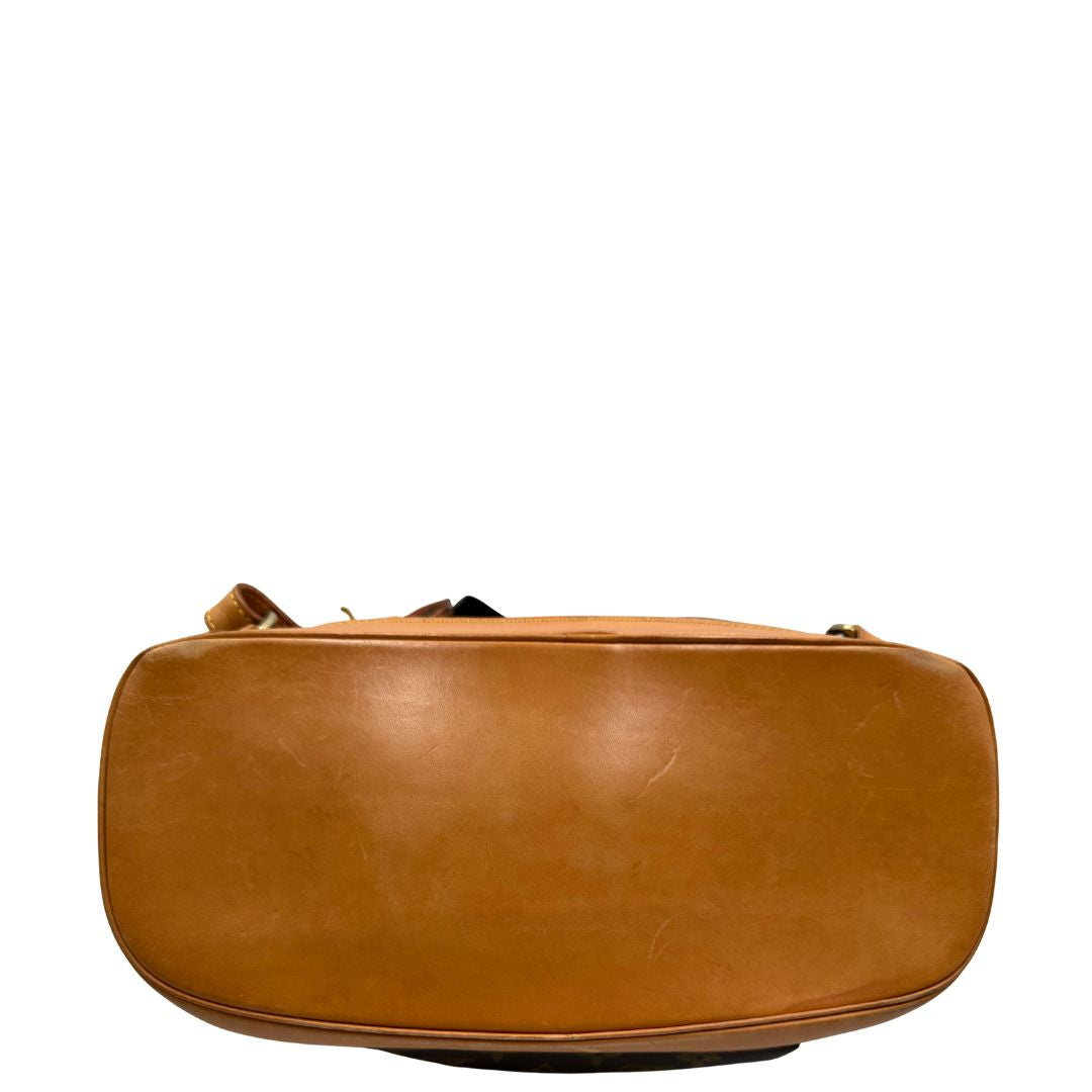 base Zaino LV in canvas marrone monogram con finiture in vacchetta naturale e parti metalliche dorate; munito di due bretelle in tessuto tono su tono. Completo di dustbag, di lusso, originale, ottime condizioni. 