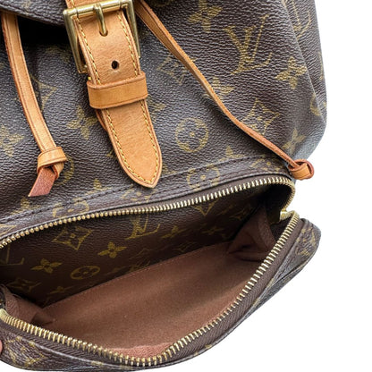 interno Zaino LV in canvas marrone monogram con finiture in vacchetta naturale e parti metalliche dorate; munito di due bretelle in tessuto tono su tono. Completo di dustbag, di lusso, originale, ottime condizioni. 