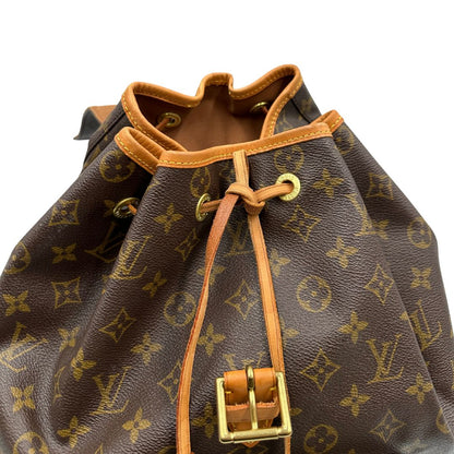 chiusura Zaino LV in canvas marrone monogram con finiture in vacchetta naturale e parti metalliche dorate; munito di due bretelle in tessuto tono su tono. Completo di dustbag, di lusso, originale, ottime condizioni. 