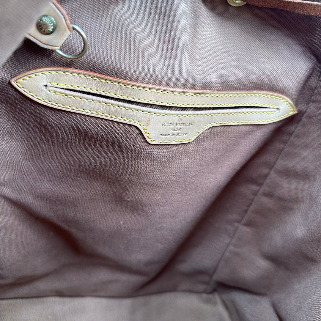 interno Zaino LV in canvas marrone monogram con finiture in vacchetta naturale e parti metalliche dorate; munito di due bretelle in tessuto tono su tono. Completo di dustbag, di lusso, originale, ottime condizioni. 