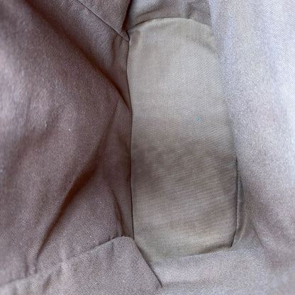 interno Zaino LV in canvas marrone monogram con finiture in vacchetta naturale e parti metalliche dorate; munito di due bretelle in tessuto tono su tono. Completo di dustbag, di lusso, originale, ottime condizioni. 