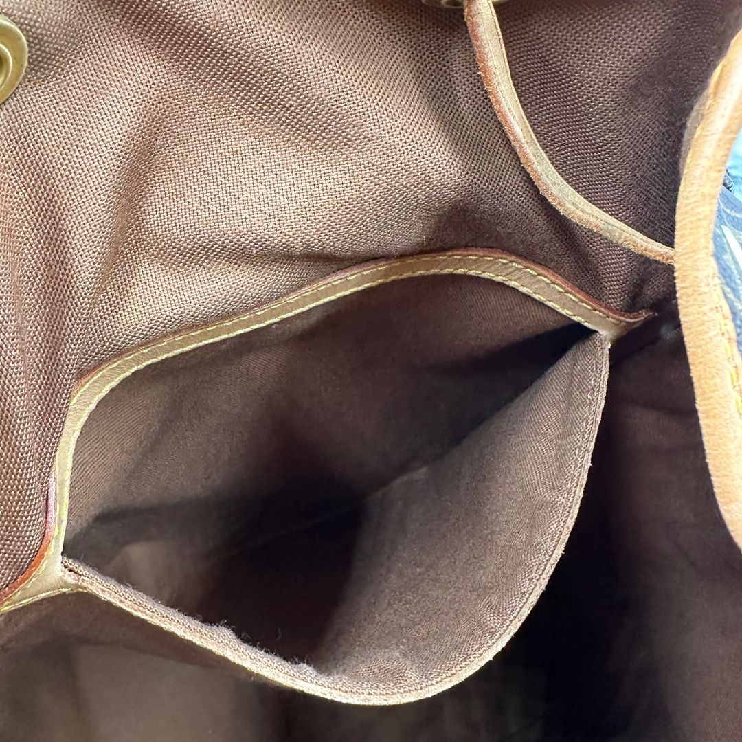 interno Zaino LV in canvas marrone monogram con finiture in vacchetta naturale e parti metalliche dorate; munito di due bretelle in tessuto tono su tono. Completo di dustbag, di lusso, originale, ottime condizioni. 