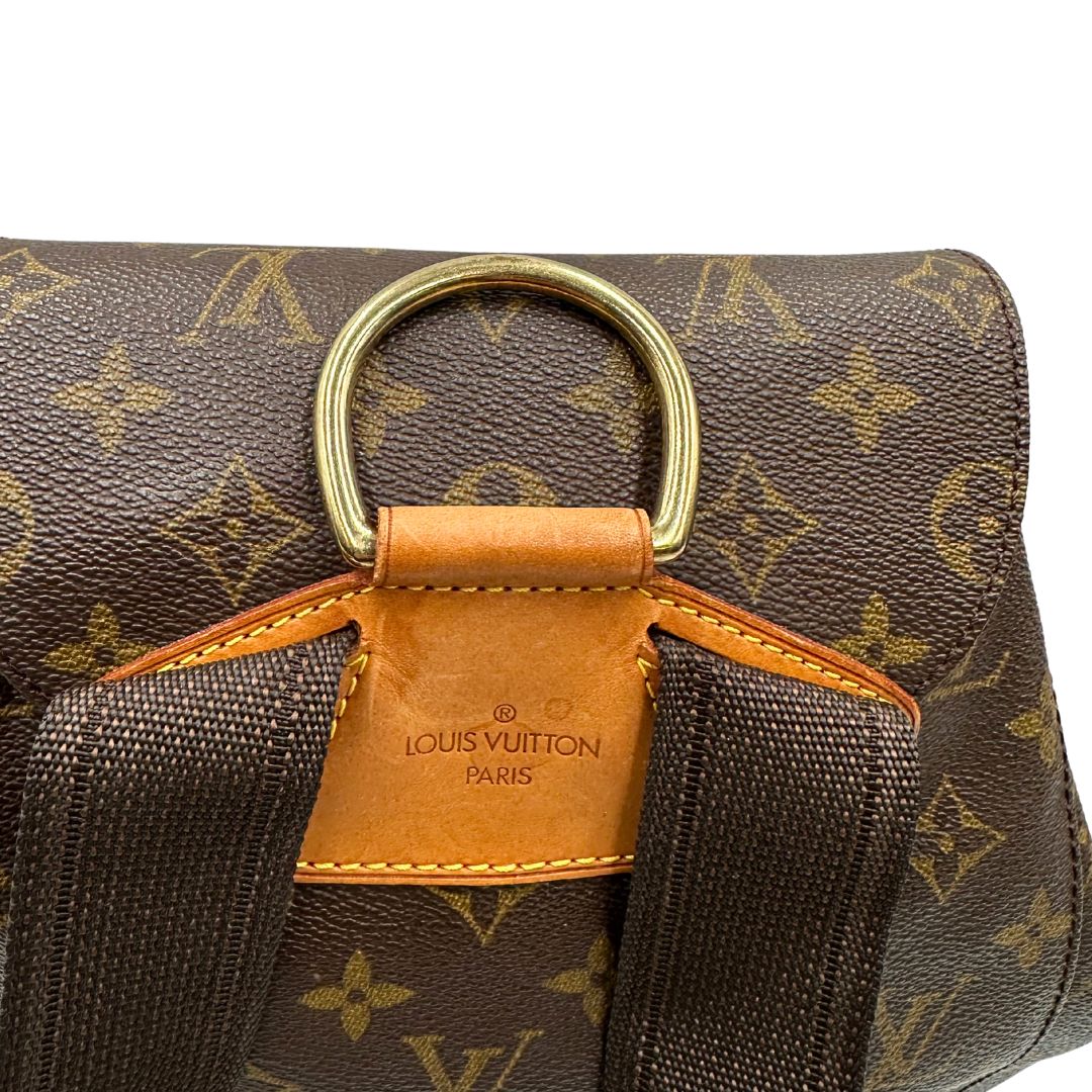 Zaino LV in canvas marrone monogram con finiture in vacchetta naturale e parti metalliche dorate; munito di due bretelle in tessuto tono su tono. Completo di dustbag, di lusso, originale, ottime condizioni. 