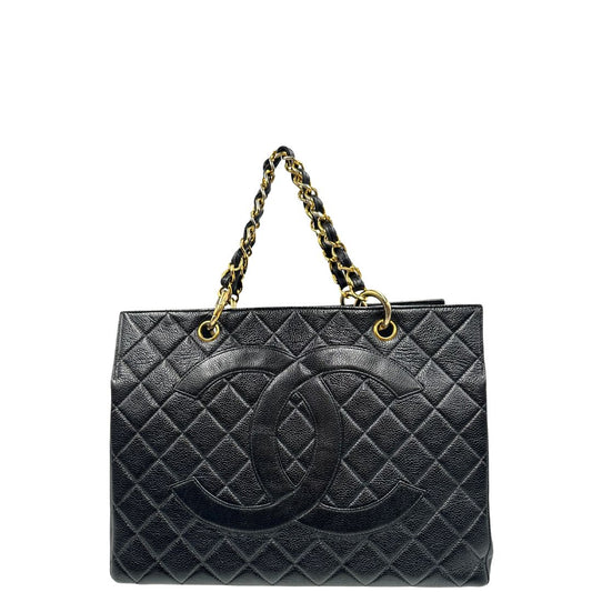 front Borsa Chanel in pelle martellata nera con parti metalliche dorate; impreziosita da iconiche doppie C sul front e munita di doppi manici in pelle e catena, indossabile a spalla, di lusso, usata, ottime condizioni. 