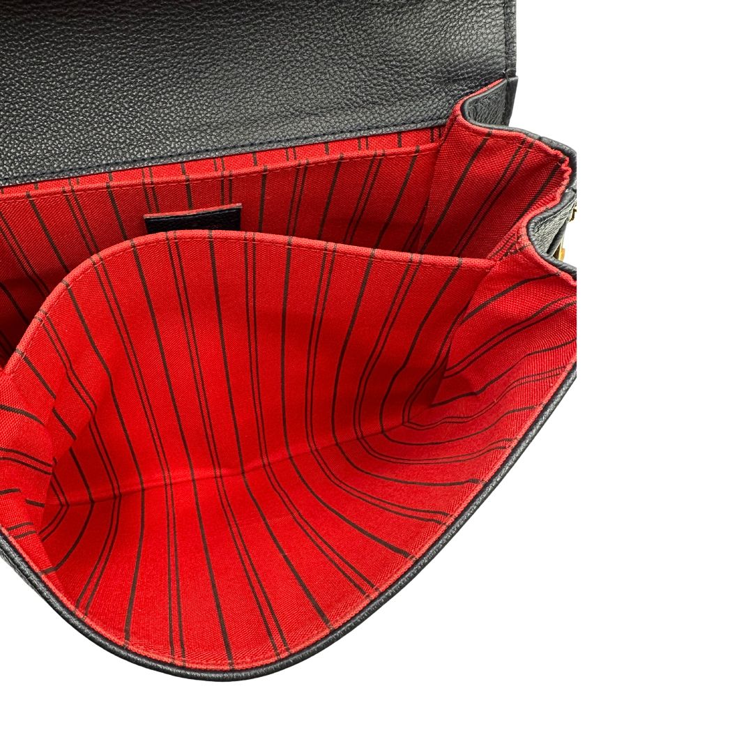 Interno di una Borsa Louis Vuitton Métis in pelle monogram empreinte blu notte con parti metalliche dorate. Munita di un manico e tracolla regolabile con fibbia, e amovibile. Completa di corredo. Originale, usata, di lusso, in ottime condizioni.