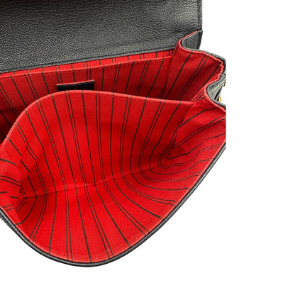 Interno di una Borsa Louis Vuitton Métis in pelle monogram empreinte blu notte con parti metalliche dorate. Munita di un manico e tracolla regolabile con fibbia, e amovibile. Completa di corredo. Originale, usata, di lusso, in ottime condizioni.