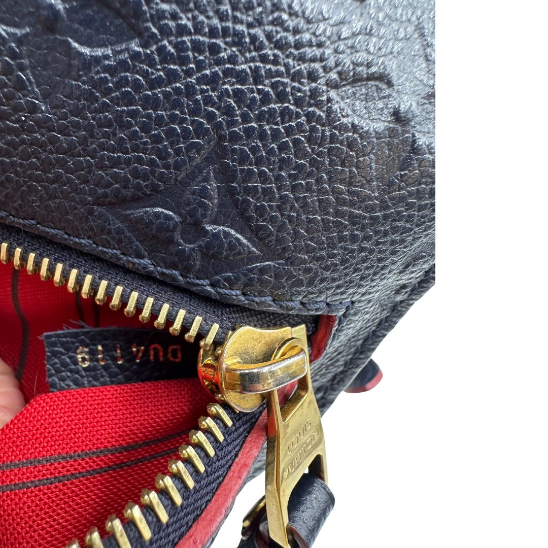 Codice di una Borsa Louis Vuitton Métis in pelle monogram empreinte blu notte con parti metalliche dorate. Munita di un manico e tracolla regolabile con fibbia, e amovibile. Completa di corredo. Originale, usata, di lusso, in ottime condizioni.