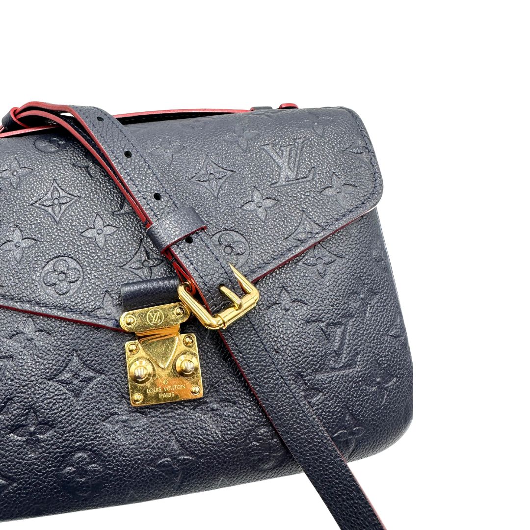 Borsa Louis Vuitton Métis in pelle monogram empreinte blu notte con parti metalliche dorate. Munita di un manico e tracolla regolabile con fibbia, e amovibile. Completa di corredo. Originale, usata, di lusso, in ottime condizioni.