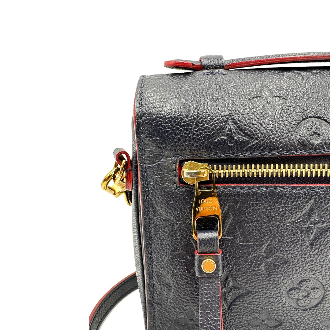 Borsa Louis Vuitton Métis in pelle monogram empreinte blu notte con parti metalliche dorate. Munita di un manico e tracolla regolabile con fibbia, e amovibile. Completa di corredo. Originale, usata, di lusso, in ottime condizioni.