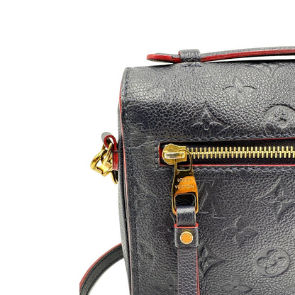Borsa Louis Vuitton Métis in pelle monogram empreinte blu notte con parti metalliche dorate. Munita di un manico e tracolla regolabile con fibbia, e amovibile. Completa di corredo. Originale, usata, di lusso, in ottime condizioni.