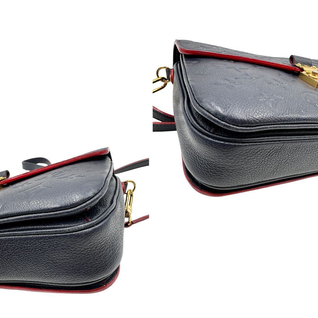 Angoli di una Borsa Louis Vuitton Métis in pelle monogram empreinte blu notte con parti metalliche dorate. Munita di un manico e tracolla regolabile con fibbia, e amovibile. Completa di corredo. Originale, usata, di lusso, in ottime condizioni.