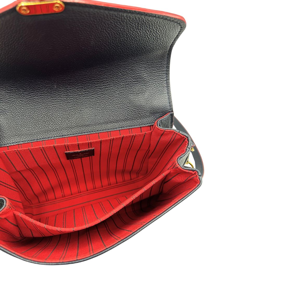 Interno di una Borsa Louis Vuitton Métis in pelle monogram empreinte blu notte con parti metalliche dorate. Munita di un manico e tracolla regolabile con fibbia, e amovibile. Completa di corredo. Originale, usata, di lusso, in ottime condizioni.