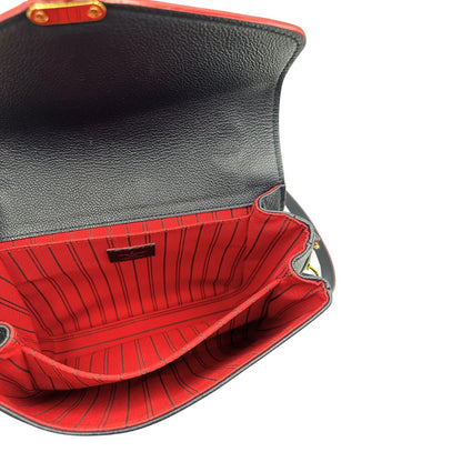 Interno di una Borsa Louis Vuitton Métis in pelle monogram empreinte blu notte con parti metalliche dorate. Munita di un manico e tracolla regolabile con fibbia, e amovibile. Completa di corredo. Originale, usata, di lusso, in ottime condizioni.