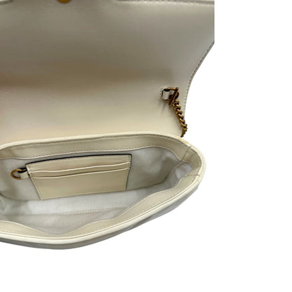 Interno di una Borsa Gucci GG Marmont in pelle matelassé color bianco latte, caratterizzata dalla classica trapuntatura a chevron e dagli iconici dettagli GG in metallo dorato anticato. Dotata di tracolla a catena amovibile. Presente un pouch portamonete con zip rimovibile. Completa di dustbag. Originale, usata, di lusso, in condizioni eccellenti.