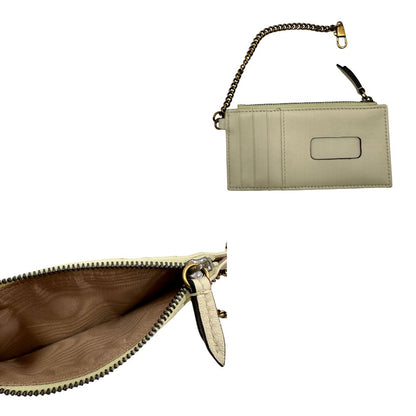 Portamonete di una Borsa Gucci GG Marmont in pelle matelassé color bianco latte, caratterizzata dalla classica trapuntatura a chevron e dagli iconici dettagli GG in metallo dorato anticato. Dotata di tracolla a catena amovibile. Presente un pouch portamonete con zip rimovibile. Completa di dustbag. Originale, usata, di lusso, in condizioni eccellenti.