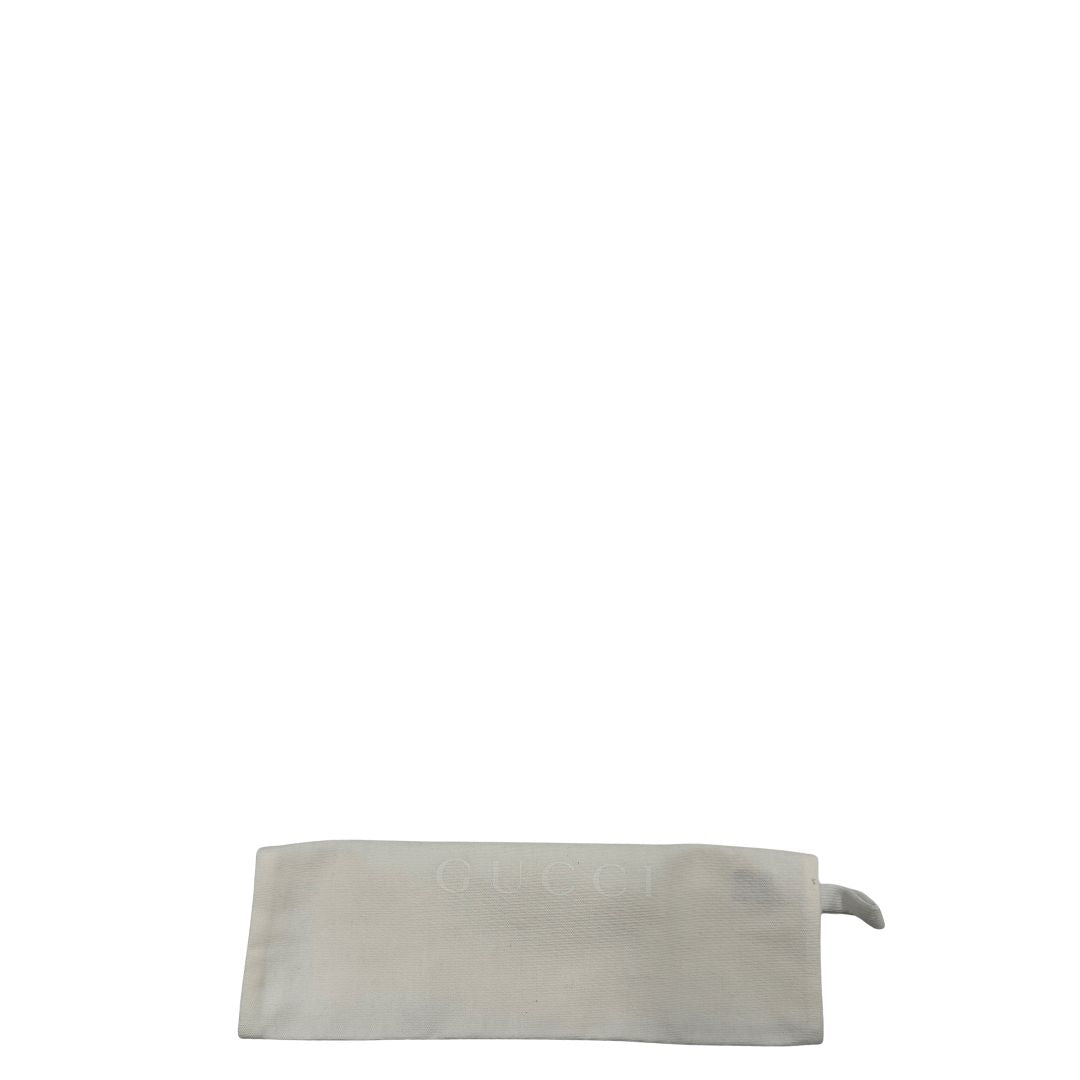 Dustbag di una cintura Gucci con fibbia doppie G, in pelle beige e con parti metalliche dorate. 