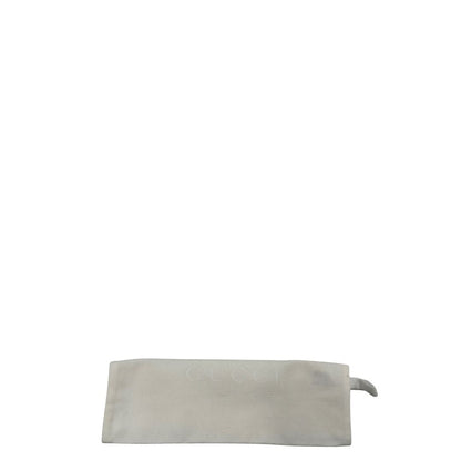 Dustbag di una cintura Gucci con fibbia doppie G, in pelle beige e con parti metalliche dorate. 