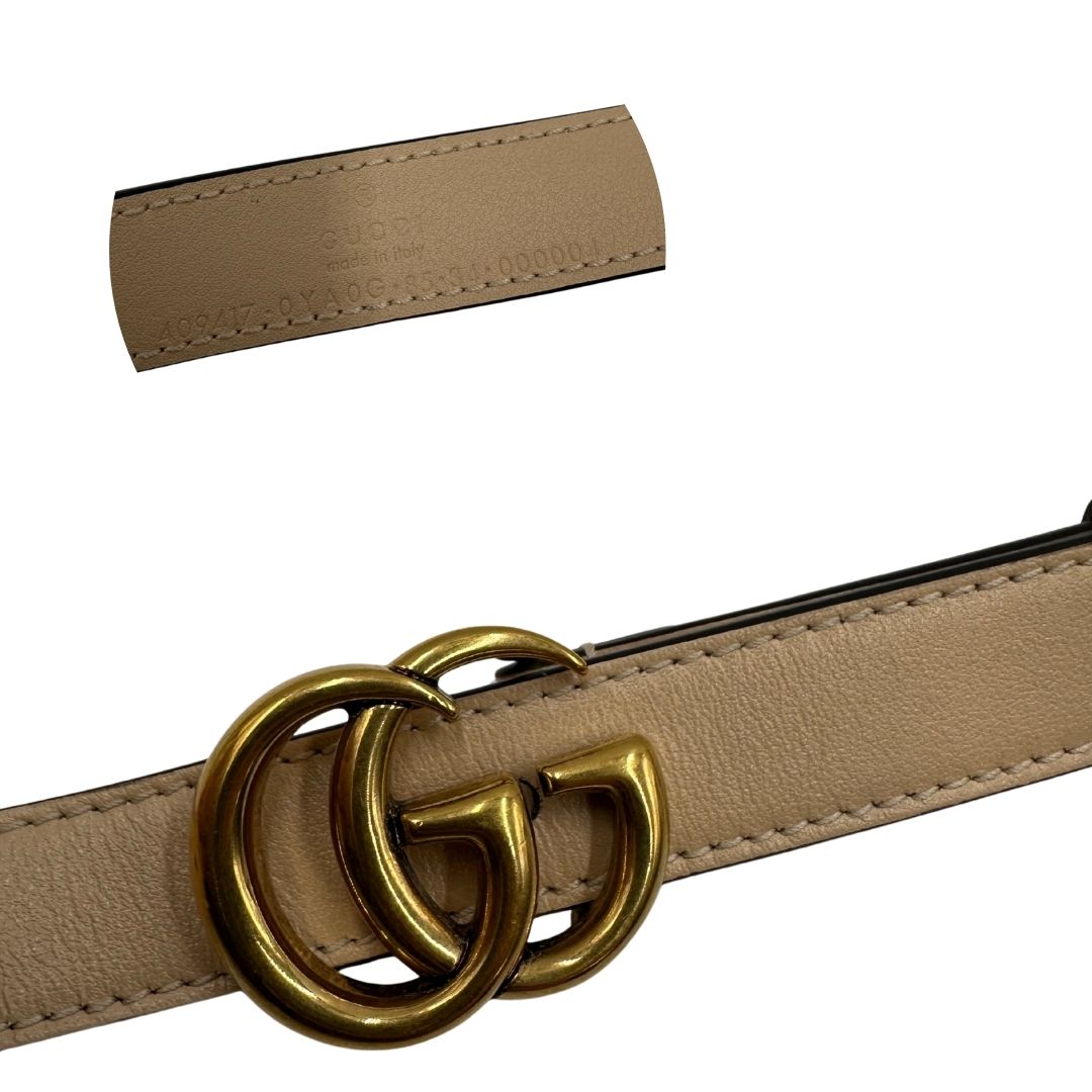 Cintura Gucci con fibbia doppie G, in pelle beige e con parti metalliche dorate. Completa di dustbag.