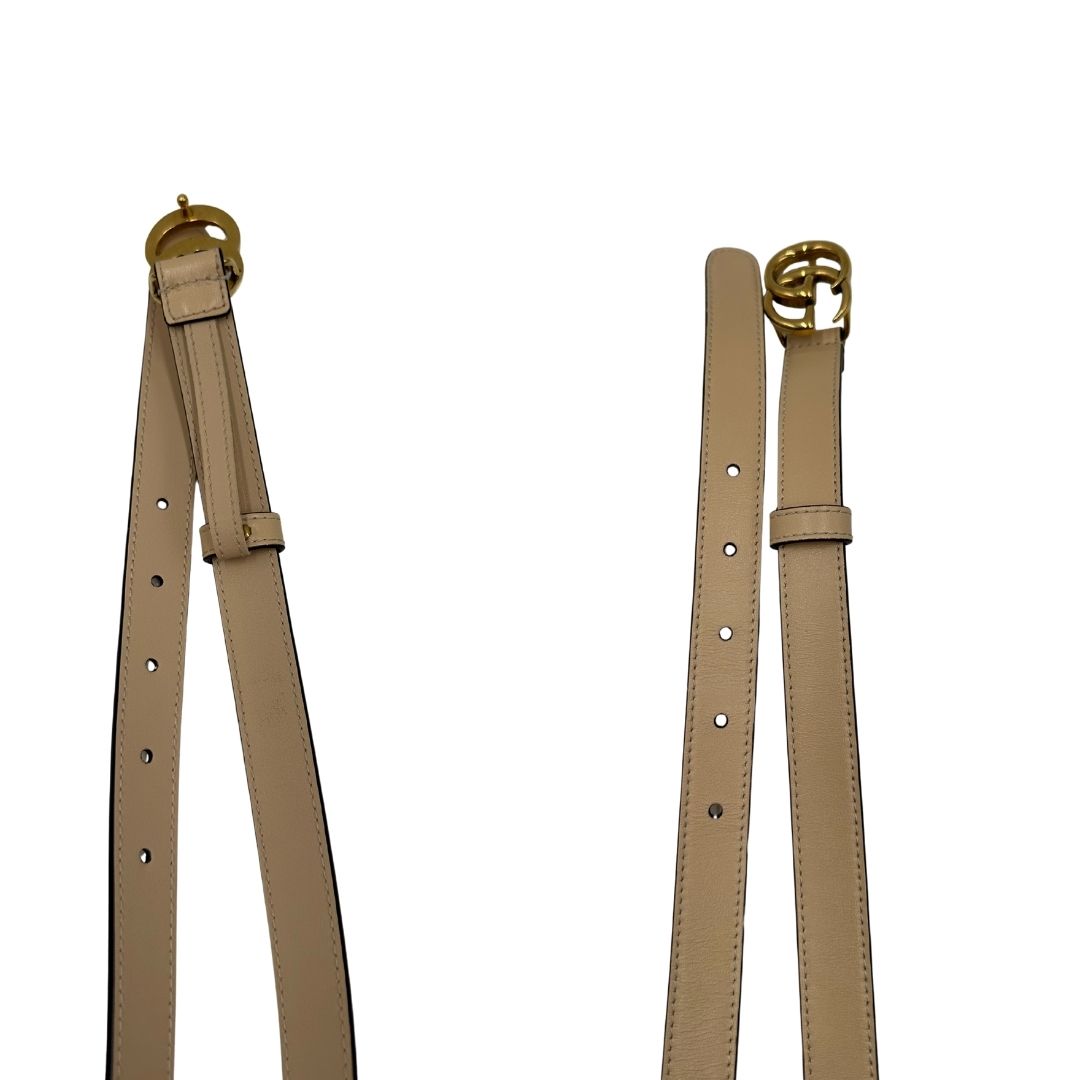 Cintura Gucci con fibbia doppie G, in pelle beige e con parti metalliche dorate. Completa di dustbag.