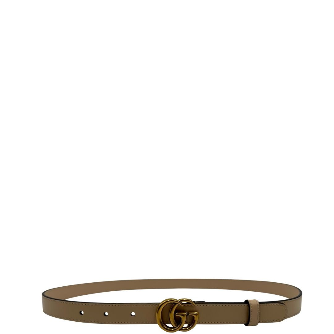 Cintura Gucci con fibbia doppie G, in pelle beige e con parti metalliche dorate. Completa di dustbag.