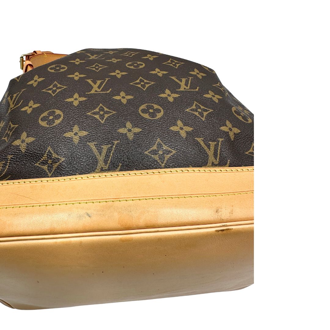 Secchiello Noé Louis Vuitton in canvas marrone monogram con finiture in vacchetta naturale, tracolla regolabile con fibbia e parti metalliche dorate. Completo di dustbag. Originale, usato, di lusso, in ottime condizioni