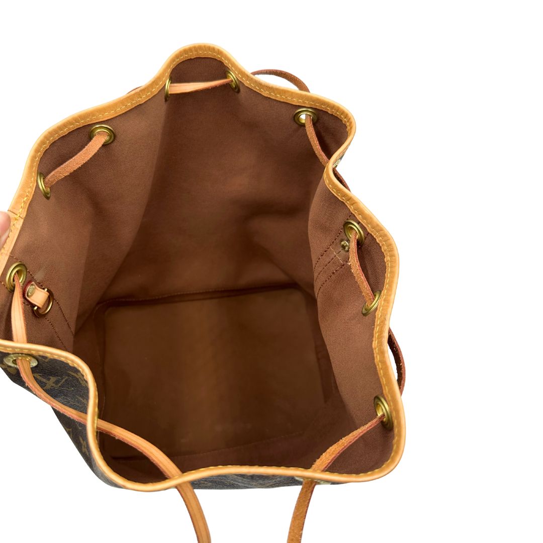 Interno di un Secchiello Noé Louis Vuitton in canvas marrone monogram con finiture in vacchetta naturale, tracolla regolabile con fibbia e parti metalliche dorate. Completo di dustbag. Originale, usato, di lusso, in ottime condizioni