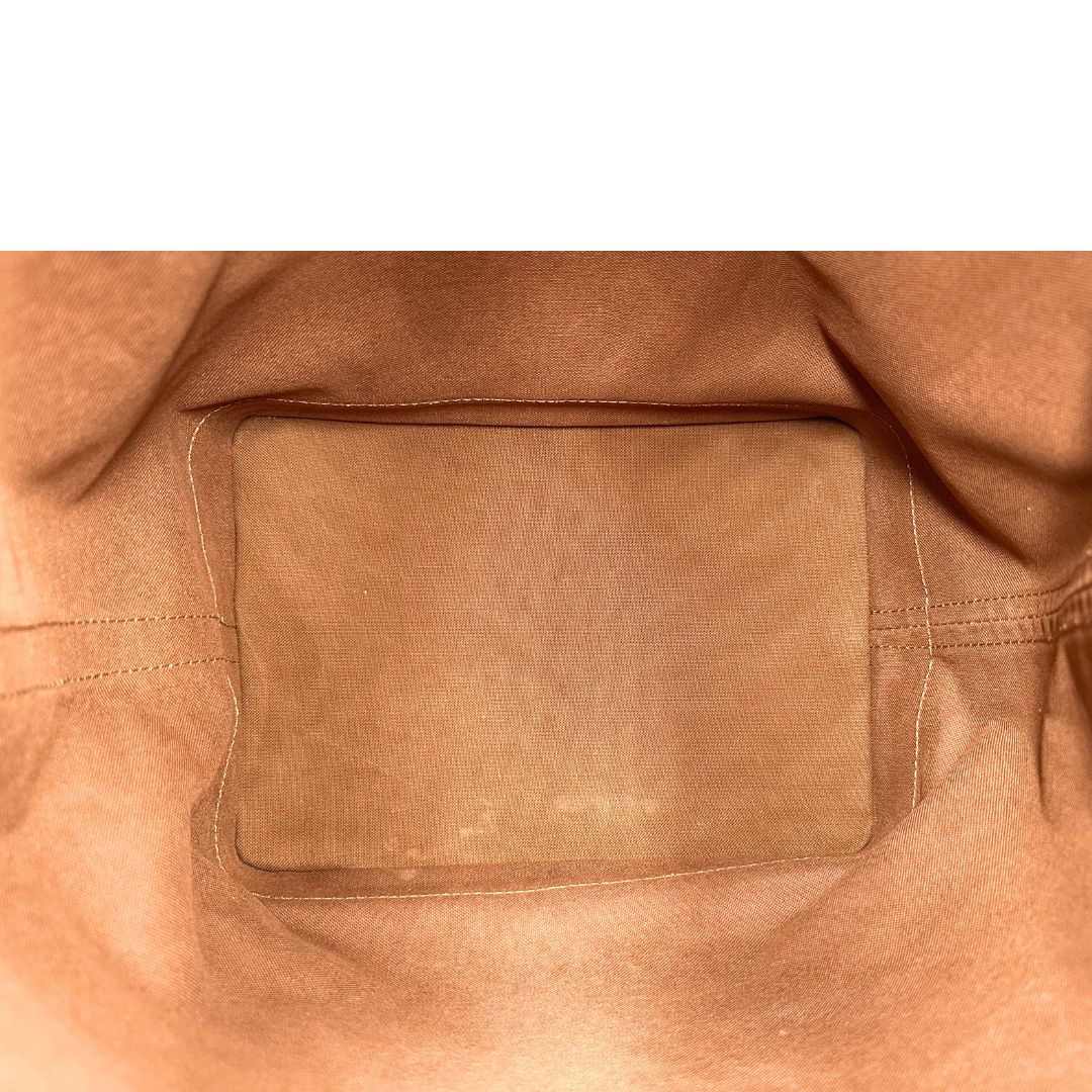 Interno di un Secchiello Noé Louis Vuitton in canvas marrone monogram con finiture in vacchetta naturale, tracolla regolabile con fibbia e parti metalliche dorate. Completo di dustbag. Originale, usato, di lusso, in ottime condizioni