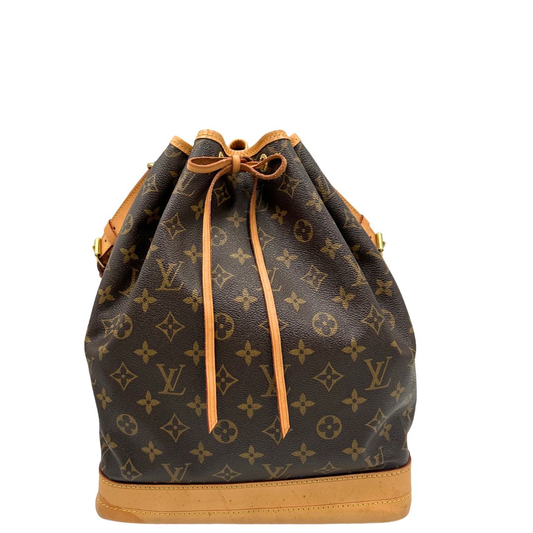 Front di un Secchiello Noé Louis Vuitton in canvas marrone monogram con finiture in vacchetta naturale, tracolla regolabile con fibbia e parti metalliche dorate. Completo di dustbag. Originale, usato, di lusso, in ottime condizioni