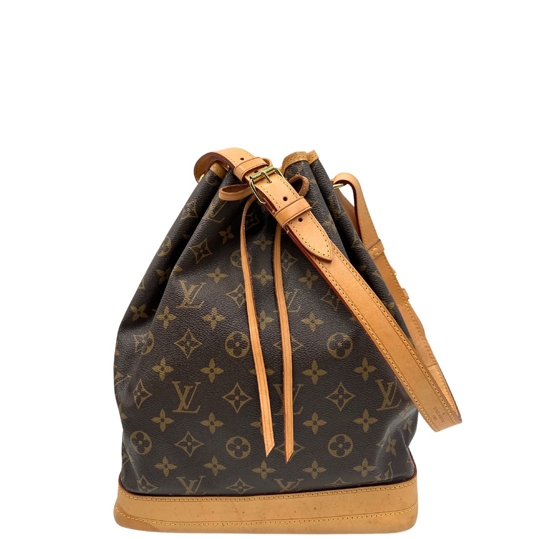 Front di un Secchiello Noé Louis Vuitton in canvas marrone monogram con finiture in vacchetta naturale, tracolla regolabile con fibbia e parti metalliche dorate. Completo di dustbag. Originale, usato, di lusso, in ottime condizioni