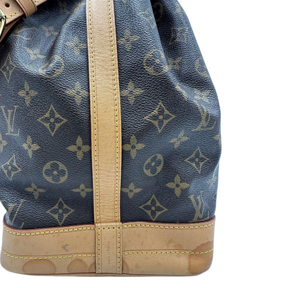 Secchiello Noé Louis Vuitton in canvas marrone monogram con finiture in vacchetta naturale, tracolla regolabile con fibbia e parti metalliche dorate. Completo di dustbag. Originale, usato, di lusso, in ottime condizioni