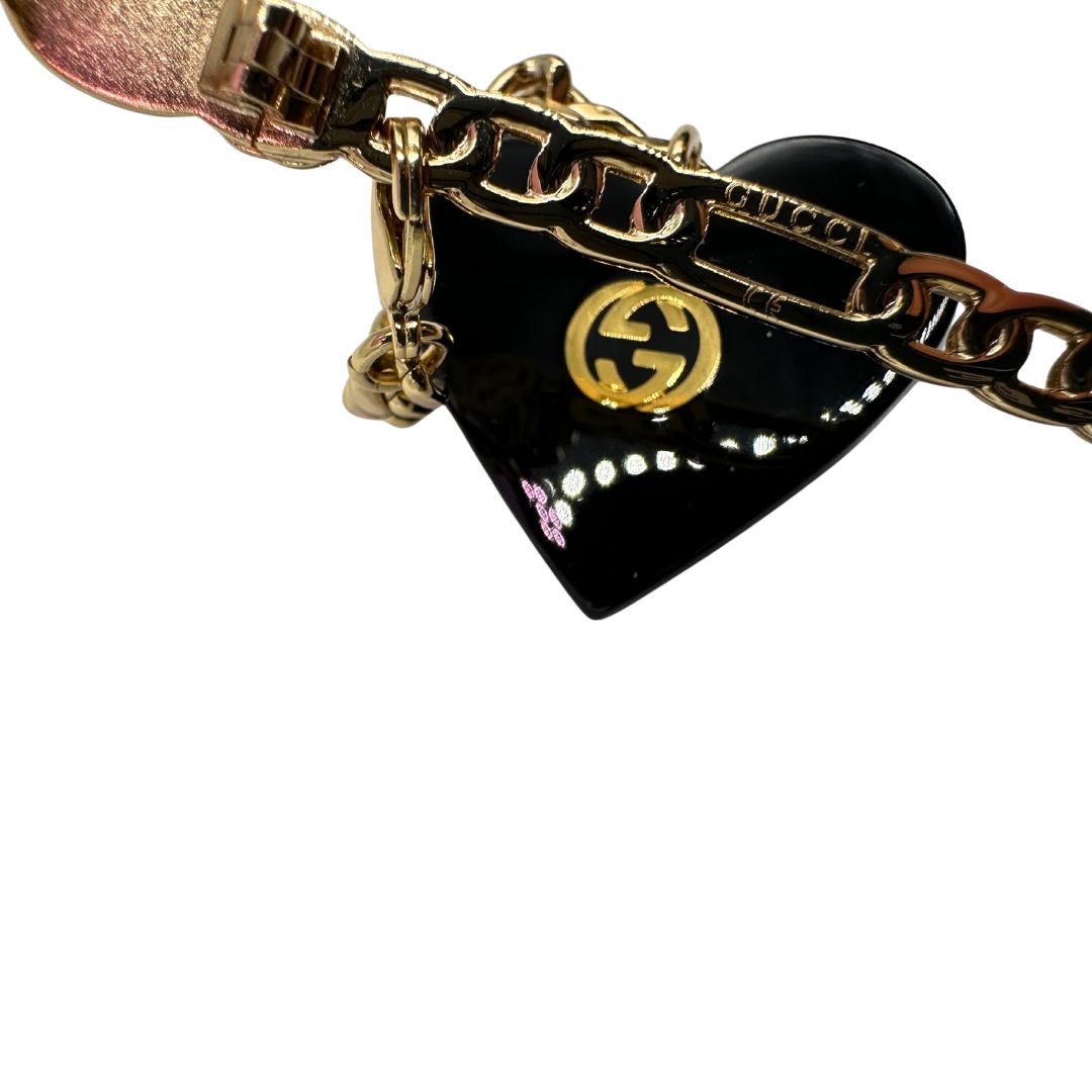 pendenti Occhiali da sole Gucci in metallo dorato e lenti rosa, muniti di due pendenti con cuore amovibili. Completi di sacchetto antipolvere, di lusso, originale, ottime condizioni.