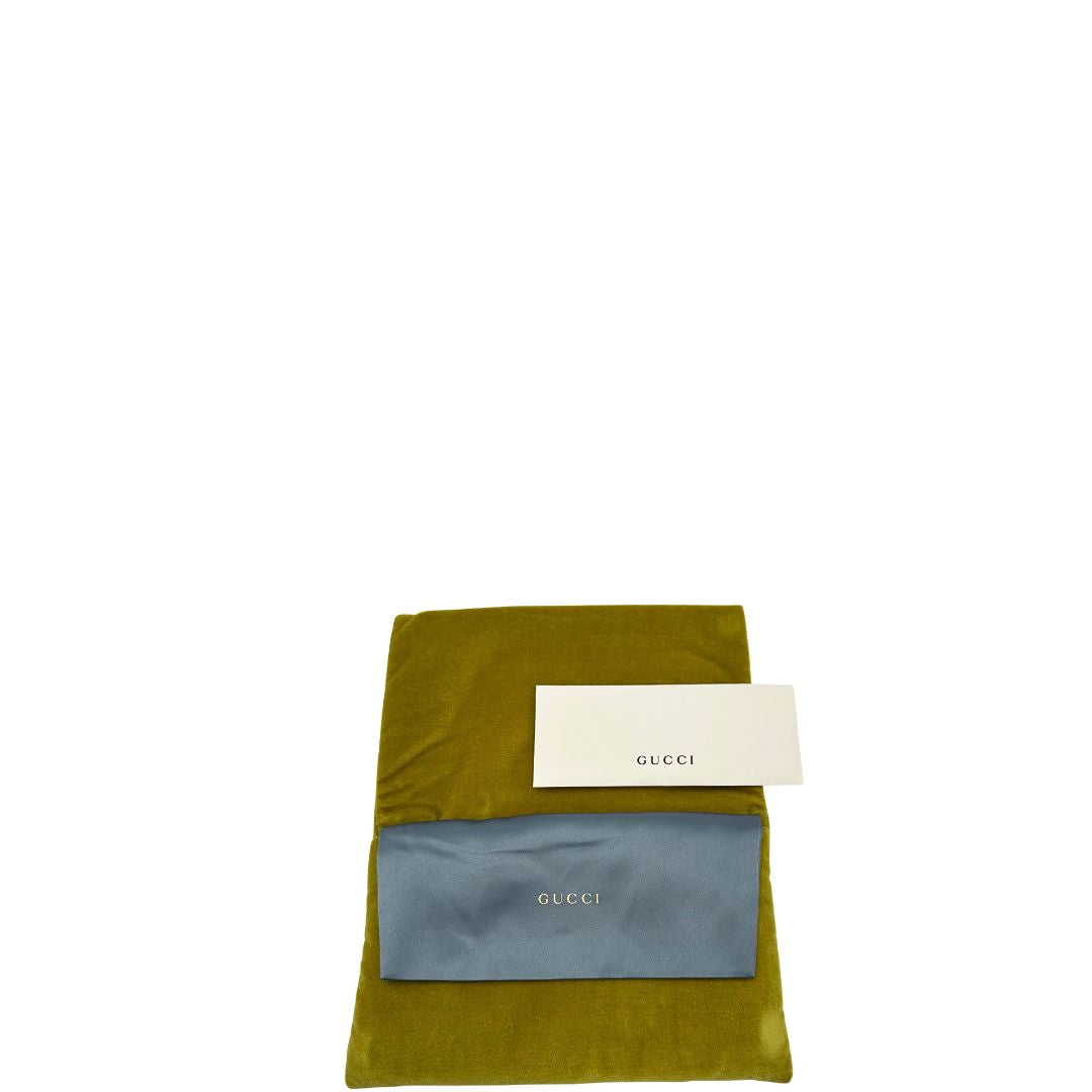 dustbasg Occhiali da sole Gucci in metallo dorato e lenti rosa, muniti di due pendenti con cuore amovibili. Completi di sacchetto antipolvere, di lusso, originale, ottime condizioni. 