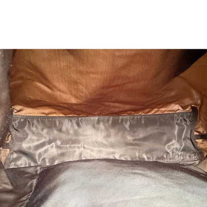 interno Borsa Prada in nylon marrone scuro con parti metalliche argentate , munita di doppi manici in tessuto, indossabile a spalla.