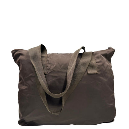retro Borsa Prada in nylon marrone scuro con parti metalliche argentate , munita di doppi manici in tessuto, indossabile a spalla. 