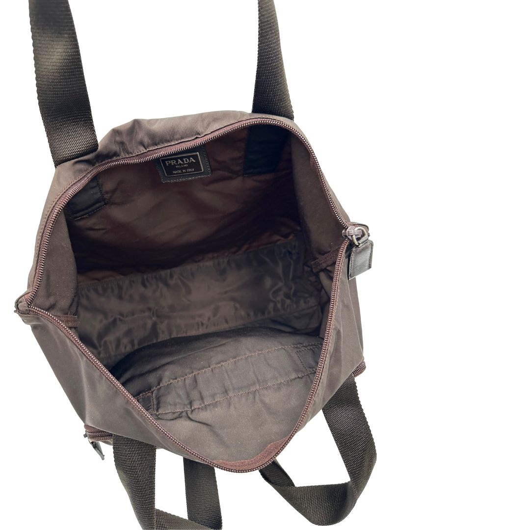 interno Borsa Prada in nylon marrone scuro con parti metalliche argentate , munita di doppi manici in tessuto, indossabile a spalla. 