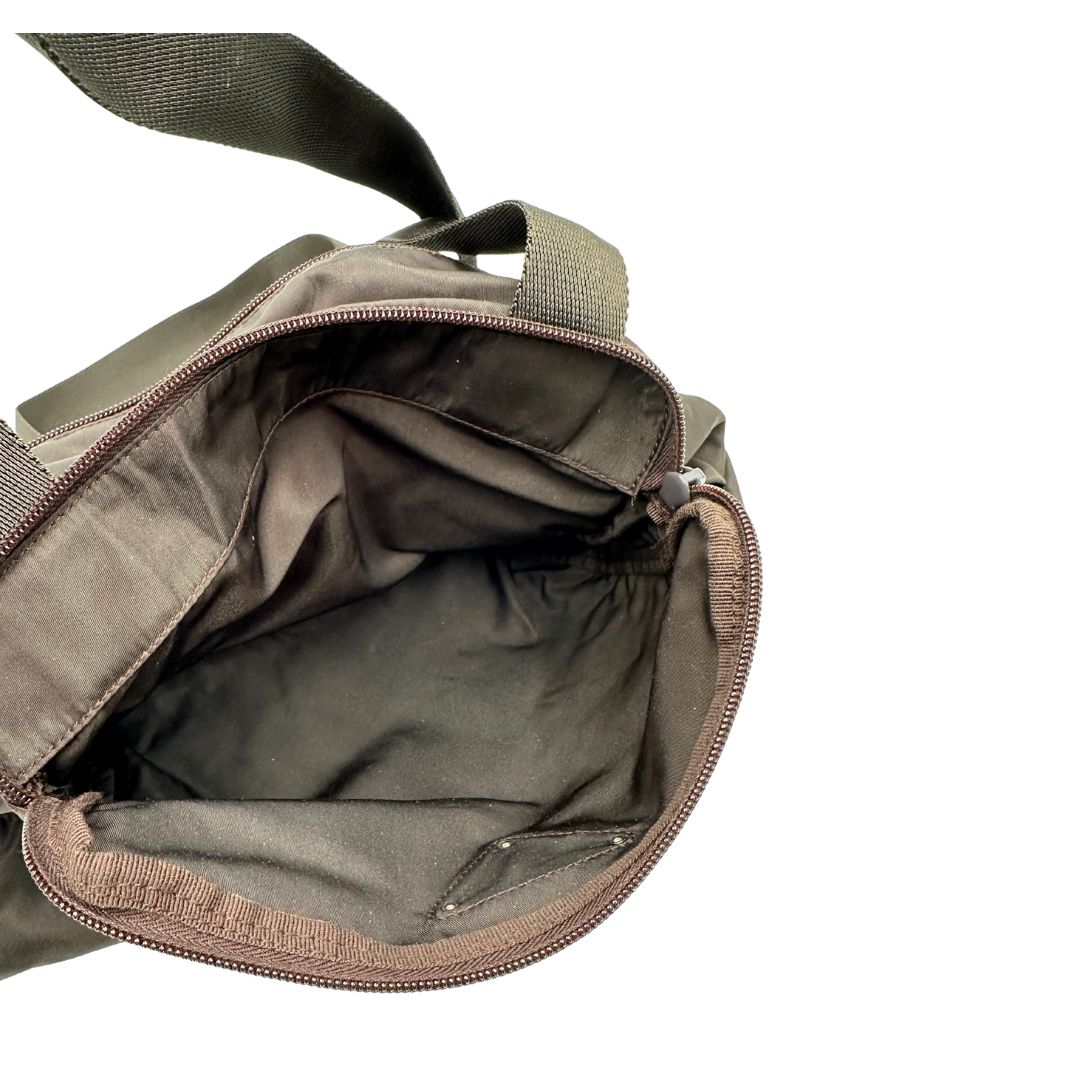 interno Borsa Prada in nylon marrone scuro con parti metalliche argentate , munita di doppi manici in tessuto, indossabile a spalla.
