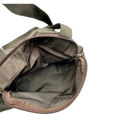 interno Borsa Prada in nylon marrone scuro con parti metalliche argentate , munita di doppi manici in tessuto, indossabile a spalla.