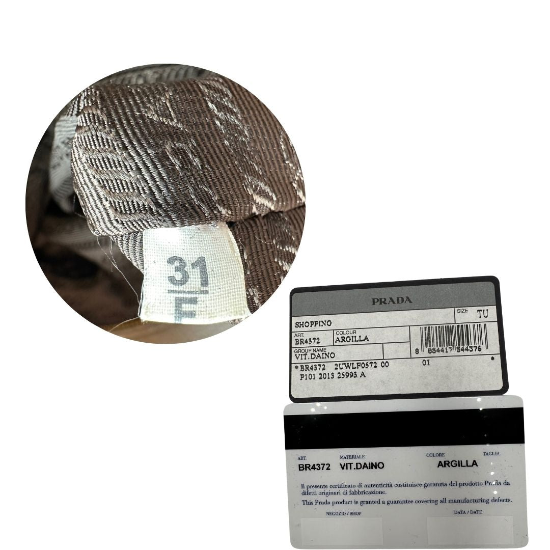 codice Borsa Prada in pelle grigia martellata con parti metalliche dorate; munita di cerniere laterali e doppi manici, indossabile a spalla, di lusso, originale, ottime condizioni, usata. 