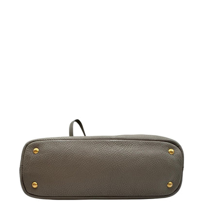 base Borsa Prada in pelle grigia martellata con parti metalliche dorate; munita di cerniere laterali e doppi manici, indossabile a spalla, di lusso, originale, ottime condizioni, usata. 