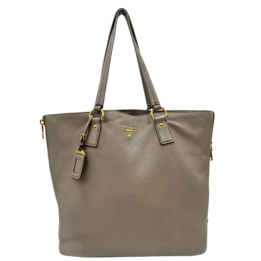 front Borsa Prada in pelle grigia martellata con parti metalliche dorate; munita di cerniere laterali e doppi manici, indossabile a spalla, di lusso, originale, ottime condizioni, usata. 