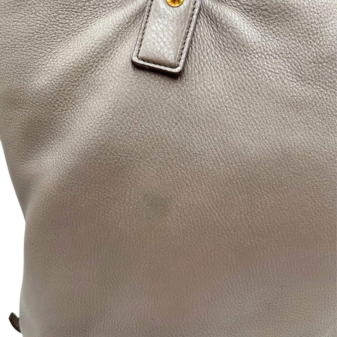 aloni Borsa Prada in pelle grigia martellata con parti metalliche dorate; munita di cerniere laterali e doppi manici, indossabile a spalla, di lusso, originale, ottime condizioni, usata. 