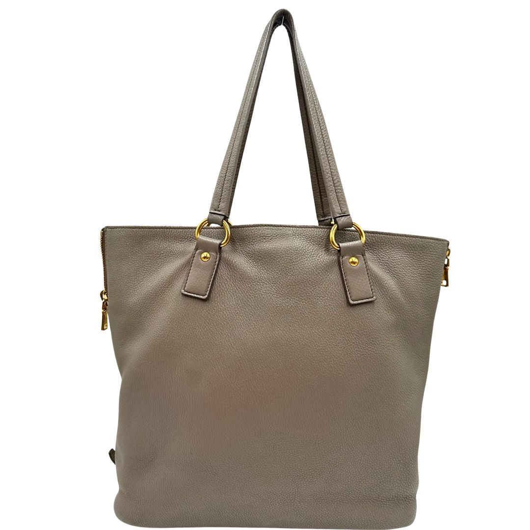 retro Borsa Prada in pelle grigia martellata con parti metalliche dorate; munita di cerniere laterali e doppi manici, indossabile a spalla, di lusso, originale, ottime condizioni, usata.