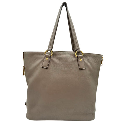 retro Borsa Prada in pelle grigia martellata con parti metalliche dorate; munita di cerniere laterali e doppi manici, indossabile a spalla, di lusso, originale, ottime condizioni, usata.