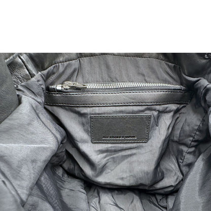 Interno di uno zaino Alexander Wang in nylon nero e finiture in pelle tono su tono. Parti metalliche argentate; munito di doppie bretelle e una tracolla. Indossabile come zaino o a tracolla.