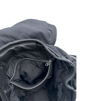 Interno di uno zaino Alexander Wang in nylon nero e finiture in pelle tono su tono. Parti metalliche argentate; munito di doppie bretelle e una tracolla. Indossabile come zaino o a tracolla.