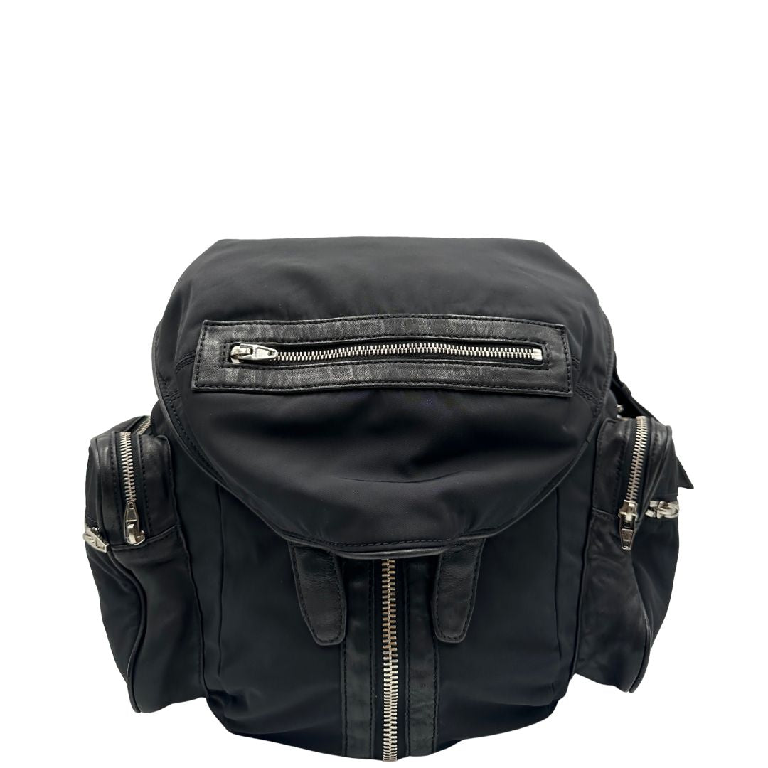 Front di uno zaino Alexander Wang in nylon nero e finiture in pelle tono su tono. Parti metalliche argentate; munito di doppie bretelle e una tracolla. Indossabile come zaino o a tracolla.